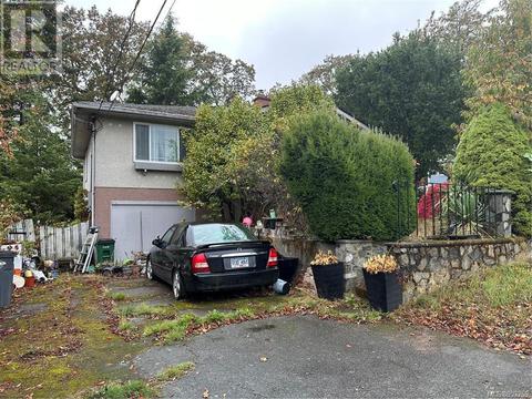 3480 Bethune Ave, House detached with 3 bedrooms, 2 bathrooms and 2 parking in Saanich BC | Card Image