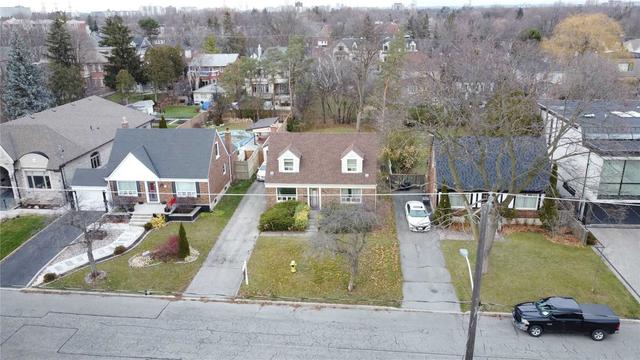 38 Lurgan Dr, House detached with 4 bedrooms, 2 bathrooms and 4 parking in Toronto ON | Image 3