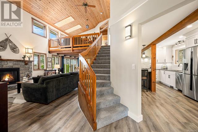 224 Spindrift Rd, House detached with 2 bedrooms, 3 bathrooms and 6 parking in Comox Valley A BC | Image 9