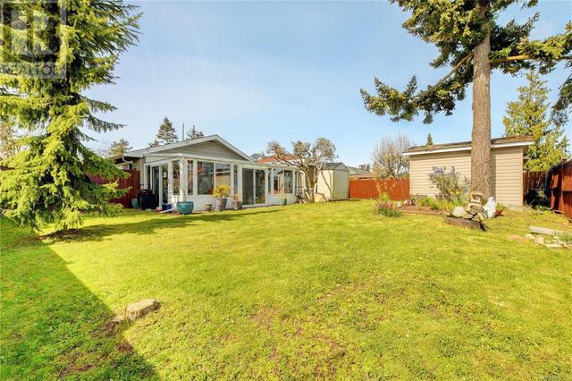 690 Baxter Ave, House detached with 4 bedrooms, 2 bathrooms and 3 parking in Saanich BC | Image 31