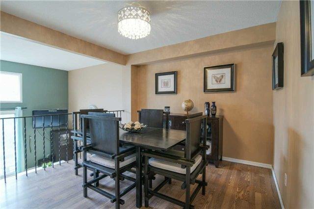 19 Mccallum Crt, Townhouse with 3 bedrooms, 2 bathrooms and 2 parking in Brampton ON | Image 4
