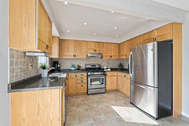 32 Cotswold Crt, House detached with 4 bedrooms, 3 bathrooms and 6 parking in Halton Hills ON | Image 9