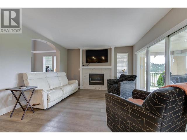 2320 Country Club Drive, House attached with 3 bedrooms, 3 bathrooms and 2 parking in Kelowna BC | Image 11