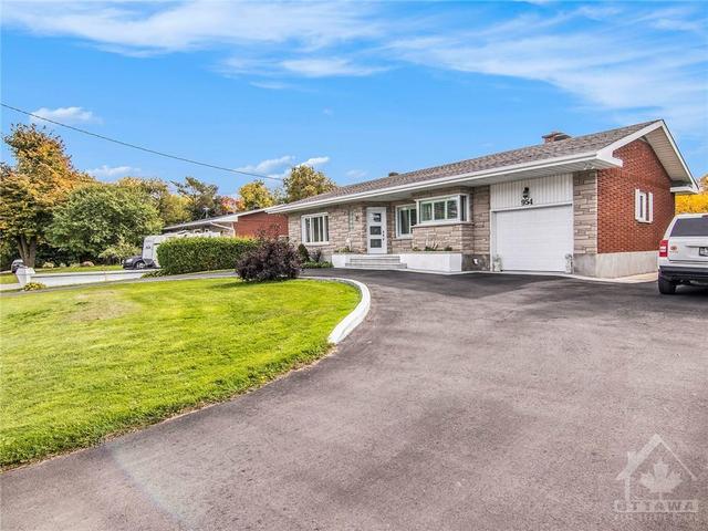 954 Notre Dame Street, House detached with 2 bedrooms, 2 bathrooms and 5 parking in Russell ON | Image 2