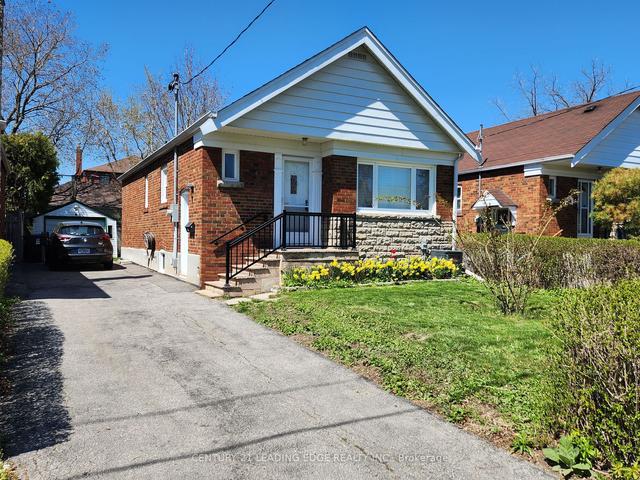 62 Westview Blvd, House detached with 2 bedrooms, 2 bathrooms and 4 parking in Toronto ON | Image 1