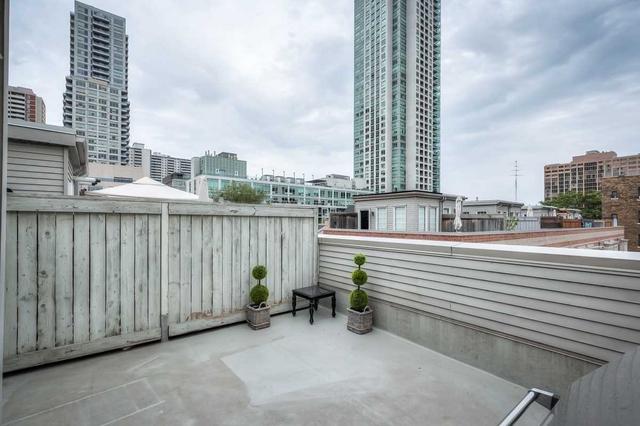 th16 - 6 Wellesley Pl, House attached with 2 bedrooms, 2 bathrooms and 1 parking in Toronto ON | Image 4