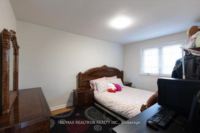 31 Foxrun Ave, House semidetached with 3 bedrooms, 2 bathrooms and 5 parking in Toronto ON | Image 2