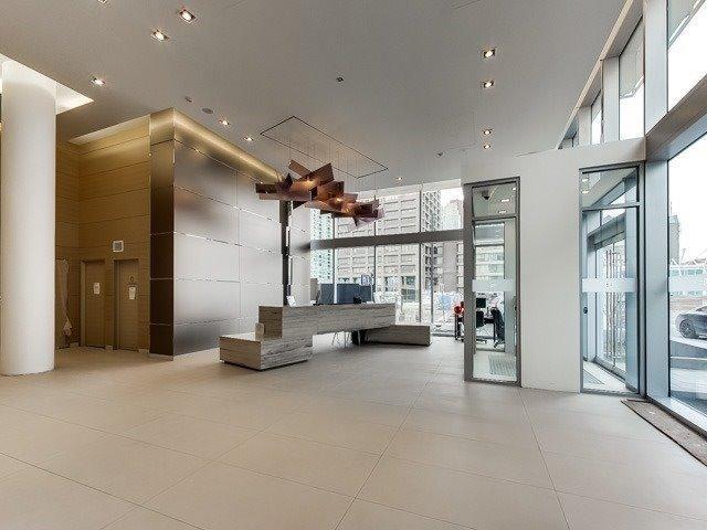 Sph1302 - 29 Queens Quay E, Condo with 2 bedrooms, 3 bathrooms and 1 parking in Toronto ON | Image 2