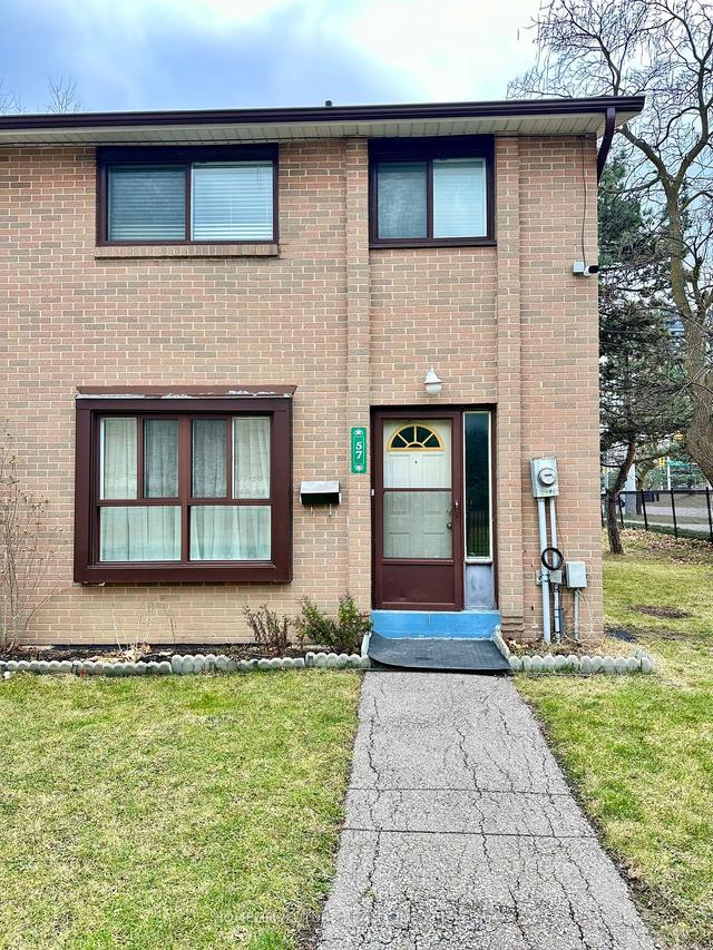 57 - 57 Fleetwood Cres, Townhouse with 3 bedrooms, 2 bathrooms and 1 parking in Brampton ON | Image 1