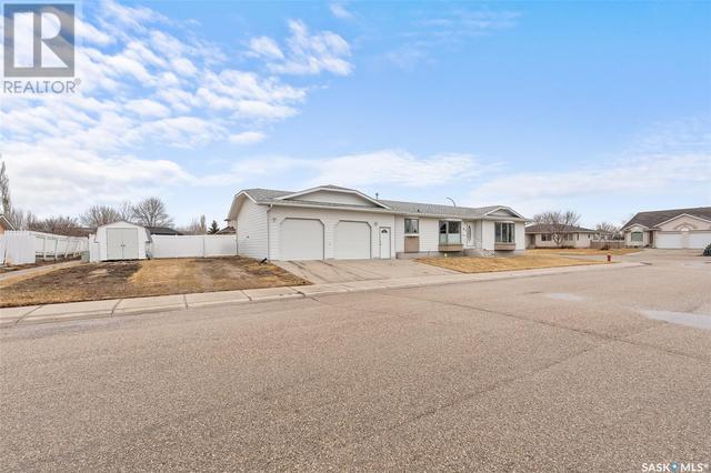 16 Marigold Crescent, Home with 5 bedrooms, 4 bathrooms and null parking in Moose Jaw SK | Image 2