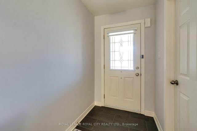 19 Thornton St, House attached with 2 bedrooms, 3 bathrooms and 2 parking in Guelph ON | Image 34