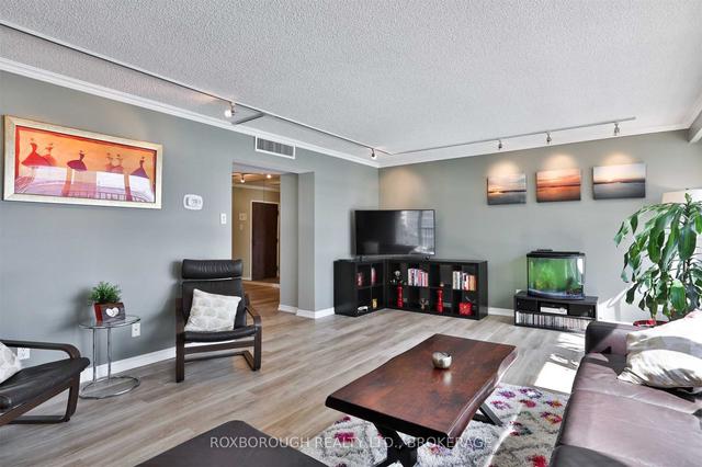 1318 - 55 Harbour Sq, Condo with 2 bedrooms, 2 bathrooms and 1 parking in Toronto ON | Image 30