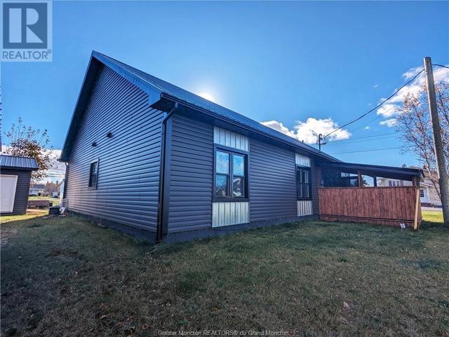 257 Av Du Tre Carre, House detached with 3 bedrooms, 1 bathrooms and null parking in Shippagan NB | Image 10
