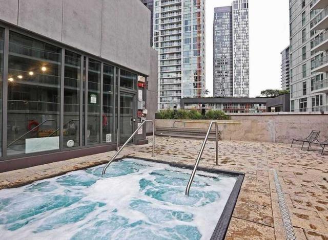 1012 - 70 Queens Wharf Rd, Condo with 3 bedrooms, 2 bathrooms and 1 parking in Toronto ON | Image 3