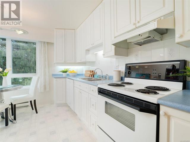 201 - 1170 Rockland Ave, Condo with 2 bedrooms, 2 bathrooms and 1 parking in Victoria BC | Image 10