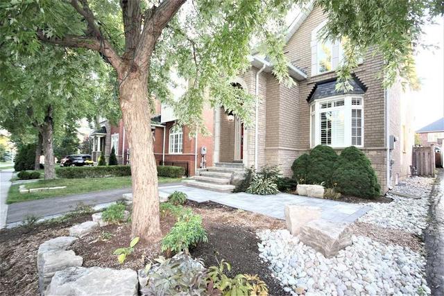 2612 Castle Hill Cres, House detached with 3 bedrooms, 4 bathrooms and 3 parking in Oakville ON | Image 2