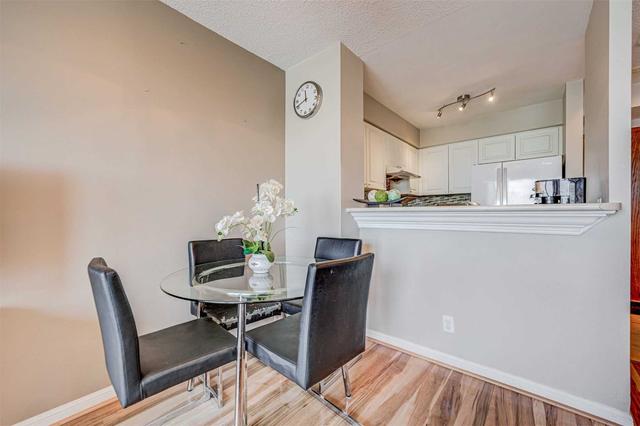 305 - 11 Lee Centre Dr, Condo with 1 bedrooms, 1 bathrooms and 1 parking in Toronto ON | Image 2