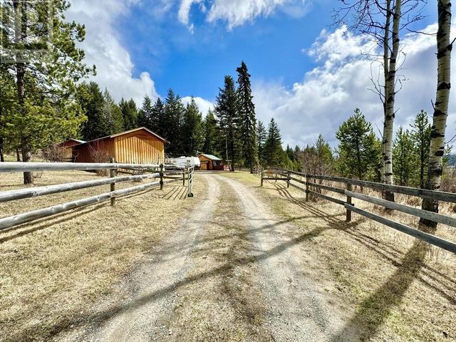 6389 Highland Crescent, House detached with 1 bedrooms, 1 bathrooms and null parking in Cariboo L BC | Image 2