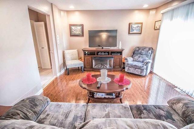 295 Burrows Hall Blvd, House semidetached with 3 bedrooms, 2 bathrooms and 2 parking in Toronto ON | Image 3