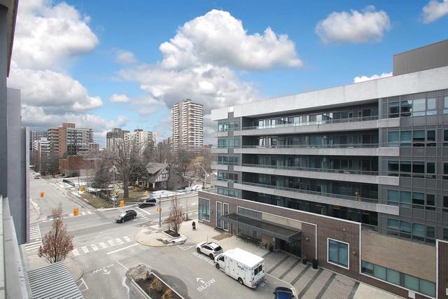 518 - 1 Hurontario St, Condo with 2 bedrooms, 2 bathrooms and 1 parking in Mississauga ON | Image 3