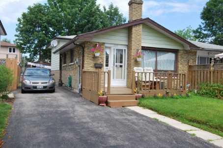 506 Lanark Dr, House semidetached with 2 bedrooms, 2 bathrooms and 2 parking in Oshawa ON | Image 1