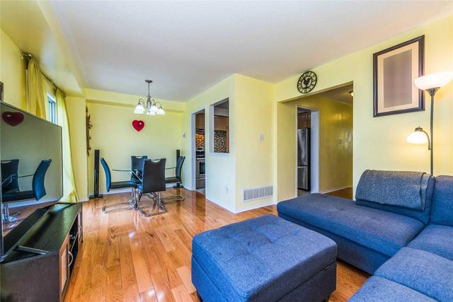 68 Wickstead Crt, Townhouse with 2 bedrooms, 4 bathrooms and 2 parking in Brampton ON | Image 2