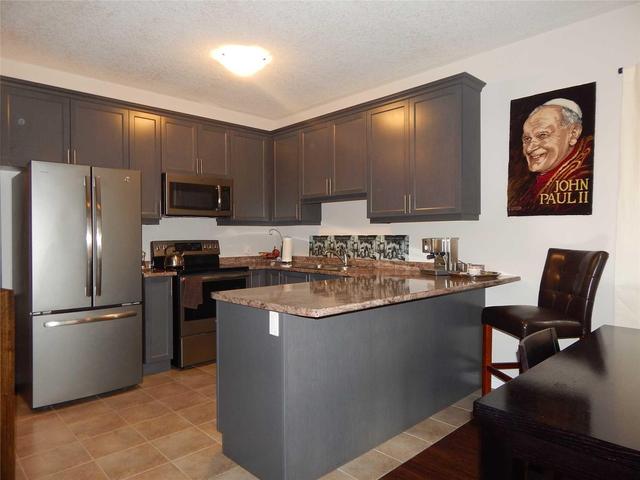 302 Keystone Cres, House attached with 2 bedrooms, 2 bathrooms and 1 parking in Hamilton ON | Image 6