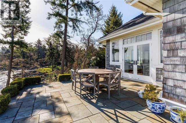 2600 Queenswood Dr, House detached with 5 bedrooms, 7 bathrooms and 10 parking in Saanich BC | Image 10
