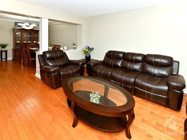 211 Deercroft Avenue, Townhouse with 3 bedrooms, 3 bathrooms and 2 parking in Ottawa ON | Image 6