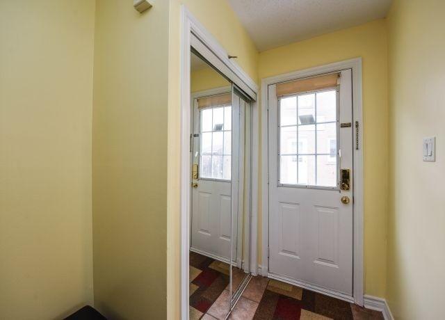 11 Townhouse Cres, Townhouse with 3 bedrooms, 2 bathrooms and 2 parking in Brampton ON | Image 2