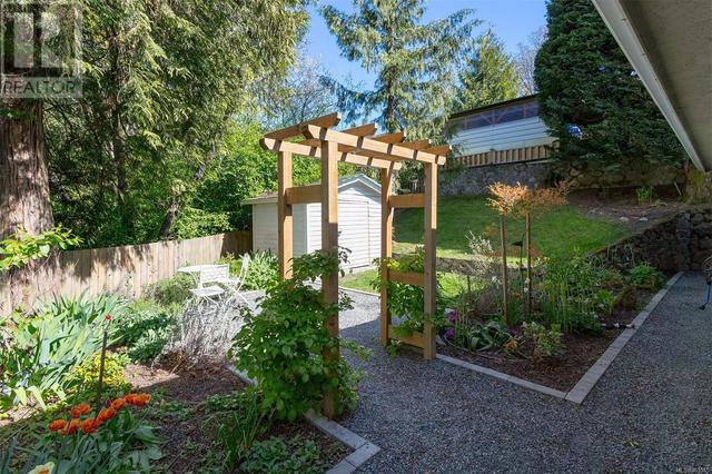 4605 Pipeline Rd, House detached with 2 bedrooms, 1 bathrooms and 2 parking in Saanich BC | Image 24