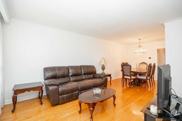 106 Snowood Crt, House semidetached with 3 bedrooms, 2 bathrooms and 8 parking in Toronto ON | Image 2
