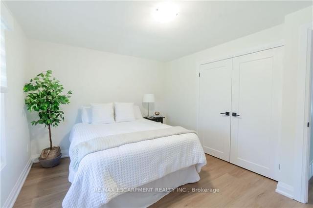 60 West 27th St, House detached with 3 bedrooms, 2 bathrooms and 5 parking in Hamilton ON | Image 8