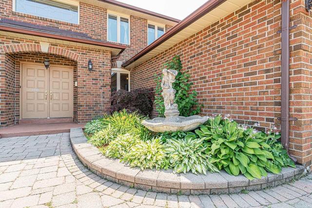4 Chalmers Crt, House detached with 5 bedrooms, 4 bathrooms and 2 parking in Brampton ON | Image 2