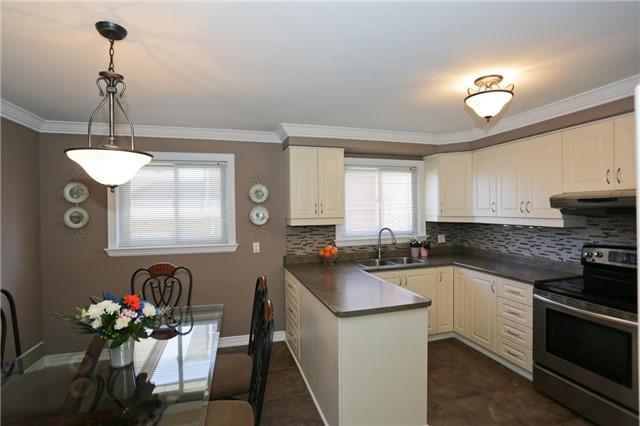 2327 Harcourt Cres, House detached with 3 bedrooms, 3 bathrooms and 2 parking in Mississauga ON | Image 6