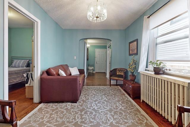 32 Florence Cres, House detached with 3 bedrooms, 2 bathrooms and 2 parking in Toronto ON | Image 3