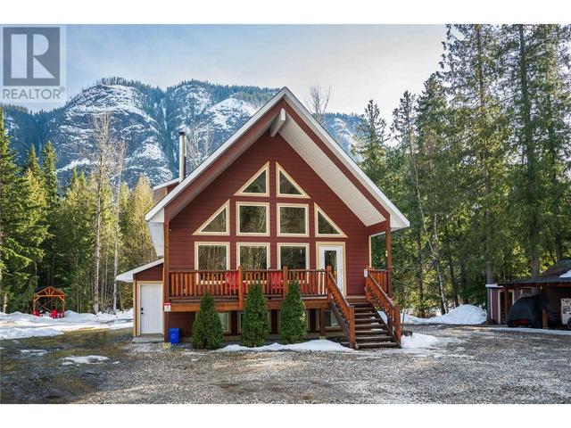 3299 Loschinski Road, House detached with 6 bedrooms, 3 bathrooms and null parking in Columbia Shuswap B BC | Image 2