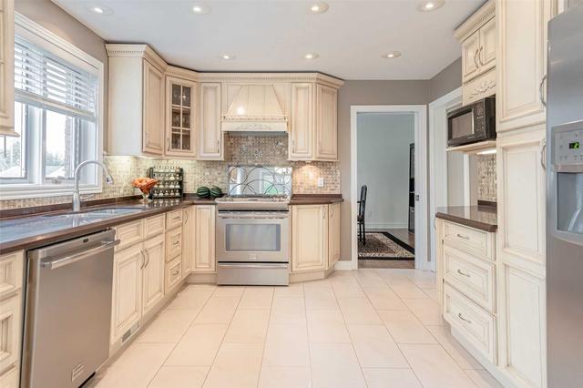 7612 Bernadette Cres, House detached with 4 bedrooms, 4 bathrooms and 6 parking in Niagara Falls ON | Image 2