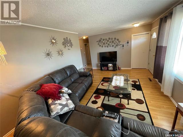108 Fourth Street W, House detached with 3 bedrooms, 2 bathrooms and null parking in Carnduff SK | Image 5