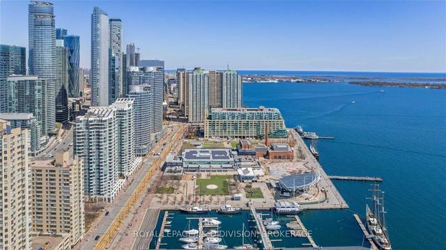 ph 1210 - 211 Queens Quay W, Condo with 3 bedrooms, 4 bathrooms and 3 parking in Toronto ON | Image 32