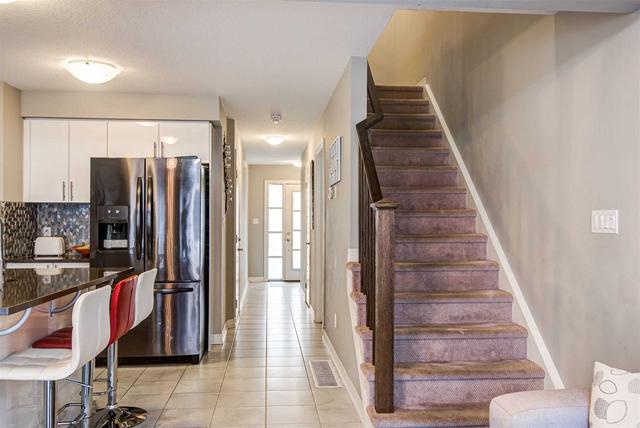 69 Hawkins Dr, Townhouse with 3 bedrooms, 3 bathrooms and 2 parking in Guelph ON | Image 5