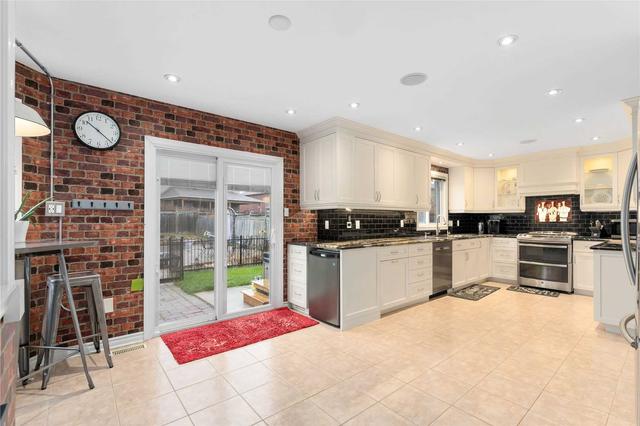 7 Rebecca Crt, House detached with 4 bedrooms, 3 bathrooms and 6 parking in Barrie ON | Image 2