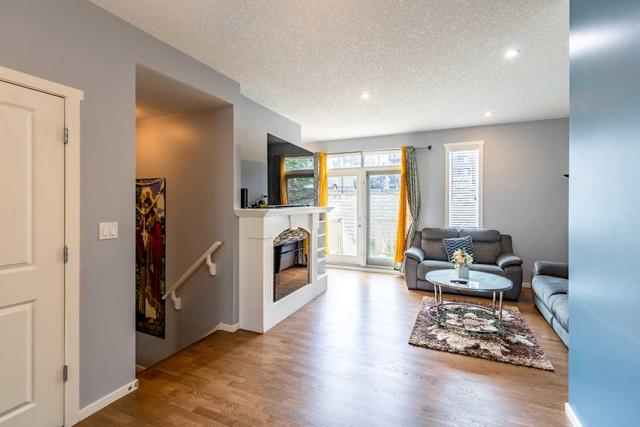 25 Kinlea Way Nw, Home with 3 bedrooms, 2 bathrooms and 3 parking in Calgary AB | Image 9