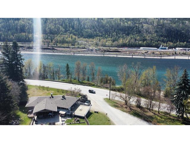 3583 Broadwater Rd, House detached with 3 bedrooms, 3 bathrooms and null parking in Central Kootenay J BC | Image 5