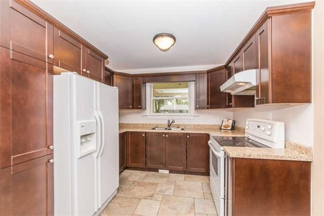 870 Hortop St, House detached with 3 bedrooms, 2 bathrooms and 4 parking in Oshawa ON | Image 3