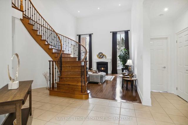 1069 Far North Circ E, House detached with 4 bedrooms, 4 bathrooms and 6 parking in Newmarket ON | Image 2