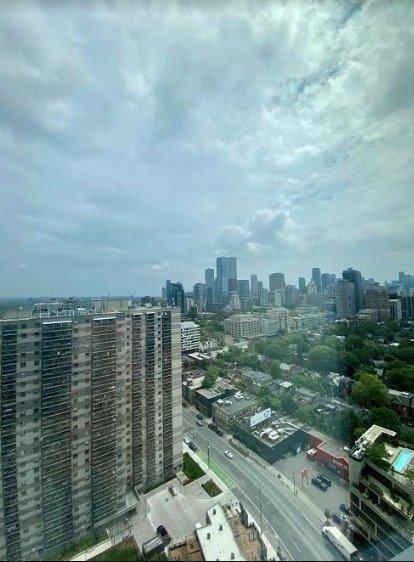2404 - 181 Bedford Rd, Condo with 3 bedrooms, 2 bathrooms and 0 parking in Toronto ON | Image 11