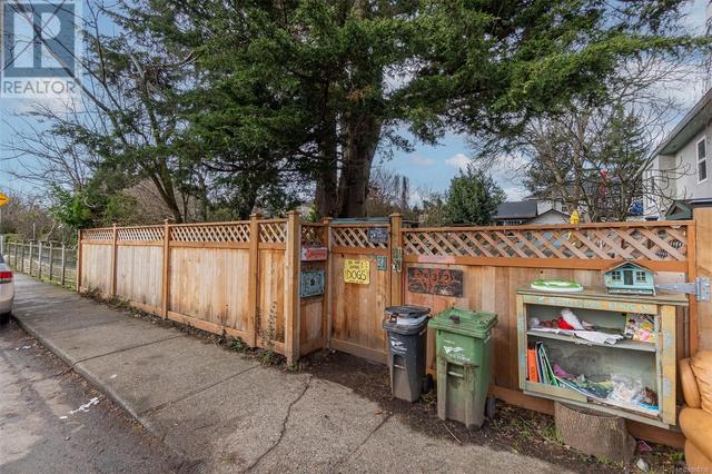 2832 Shakespeare St, House detached with 2 bedrooms, 2 bathrooms and 2 parking in Victoria BC | Image 21
