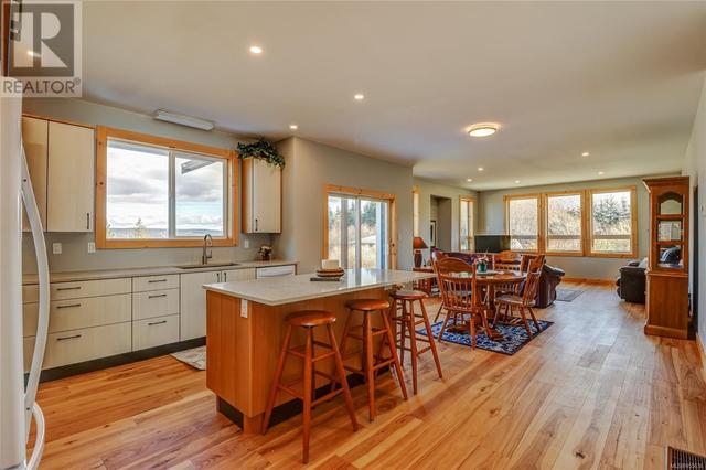 850 Lanqvist Rd, House detached with 3 bedrooms, 2 bathrooms and 6 parking in Mount Waddington C BC | Image 4