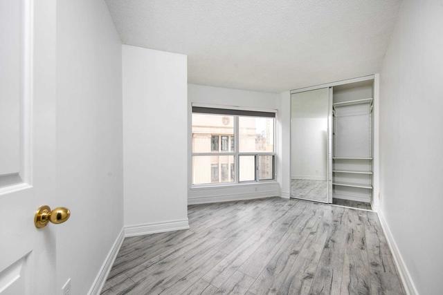 912 - 7 Carlton St, Condo with 2 bedrooms, 2 bathrooms and 1 parking in Toronto ON | Image 3